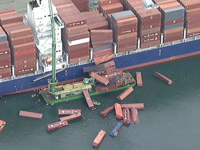 [Tin tức Hàng hải] Hơn 60 container rơi khỏi tàu hàng tại cảng Long Beach (Mỹ)