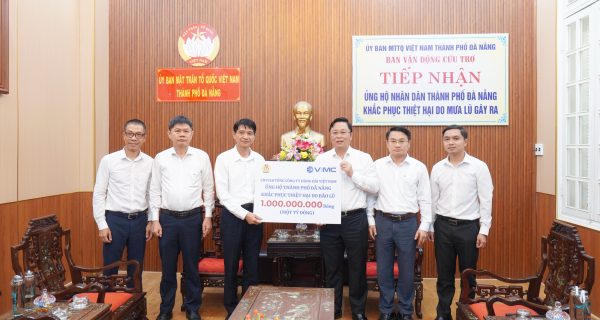 Tổng Công ty Hàng hải Việt Nam và Cảng Đà Nẵng chia sẻ yêu thương với đồng bào Miền Trung ruột thịt