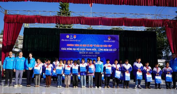 Tuổi trẻ VIMC hỗ trợ học sinh vùng cao Sìn Hồ tiếp cận tri thức số