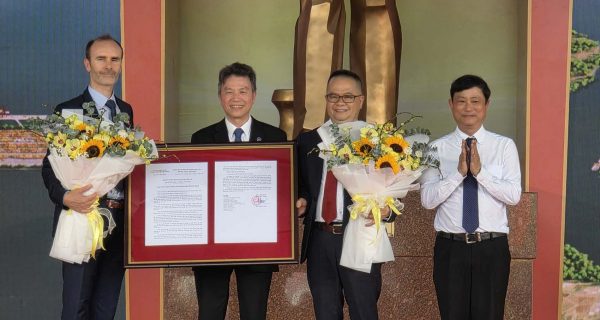 Handing over Decision approving investment policy for Can Gio international transshipment project