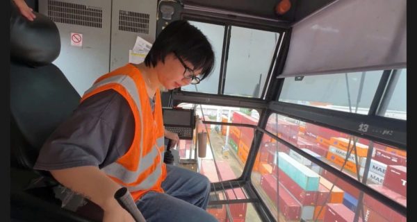 CMIT phát triển nhân lực nữ vận hành cẩu container